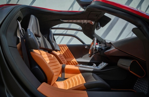 往年のアルファロメオのレースカー「Tipo33」をオマージュした新型スポーツカー「33 Stradale」が登場