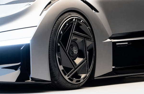 日産デザインヨーロッパがデザインセンター設立20周年を記念して企画した新コンセプトカーの「コンセプト20-23」を披露