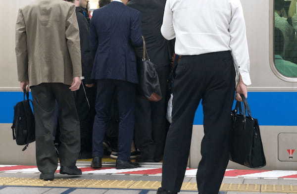満員電車で通うサラリーマンは悪なのか? 満員電車を避けられない理由とは?