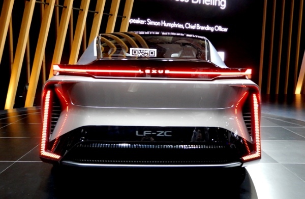 レクサスが2026年導入予定の次世代BEVのコンセプトモデル「LF-ZC」をジャパンモビリティショー2023で世界初公開