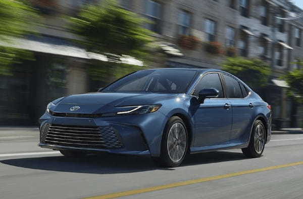 北米トヨタが第9世代の新型カムリをハイブリッド専用モデルとして発表。“ハンマーヘッド”の新フロントマスクはコンフォート系とスポーティ系でデザインを差異化