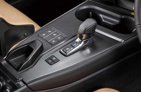 レクサスUXがマイナーチェンジ。UX300hの新設定や走り味の深化、Lexus Safety System＋の機能拡充、コクピット空間の進化などを実施