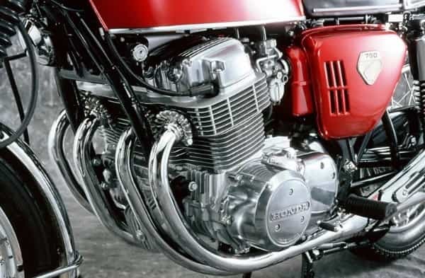 量産オートバイ初の4気筒エンジンで世界を驚愕！ キングオブ“ナナハン”CB750FOUR【70s旧車バイク戦国時代】