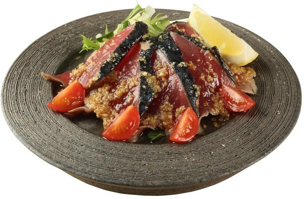 大衆寿司居酒屋「鮨 酒 肴　杉玉」最後の仕上げをお客さまの目の前で！「炎の藁焼き鰹にぎり」や“生ずわい蟹”を贅沢に使用した一皿が登場する『鰹と旨ネタ』フェア開催！