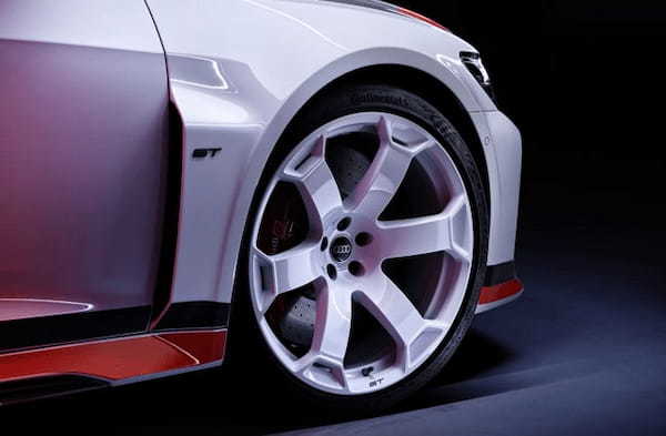 アウディRS6アバントの特別なハイパフォーマンスモデル「RS6アバントGT」が登場