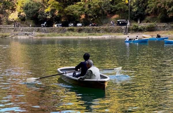 車や徒歩じゃない?京都・嵐山の飲食店、来店手段はまさかの!でも100年続く人気の理由とは