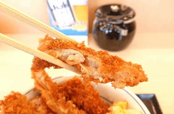 食欲があふれ出す！かつやの「海鮮たまごチキンカツ丼」がビジュアル最強すぎた