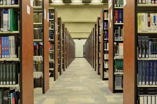 官僚のキャリアとノンキャリアは何が違う?出身大学・年収・なり方について解説!