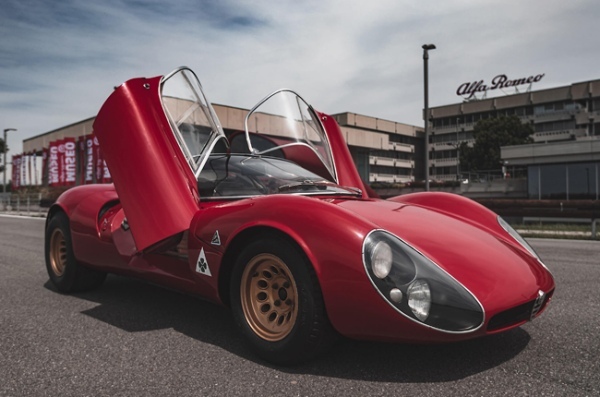 往年のアルファロメオのレースカー「Tipo33」をオマージュした新型スポーツカー「33 Stradale」が登場