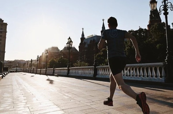 【運動不足・ダイエットに最適】初心者のランニングの始め方！走り方や距離を解説！