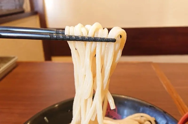 三田製麺所が秋の定番「濃厚煮干しつけ麺」発売　濃厚な煮干しに感無量