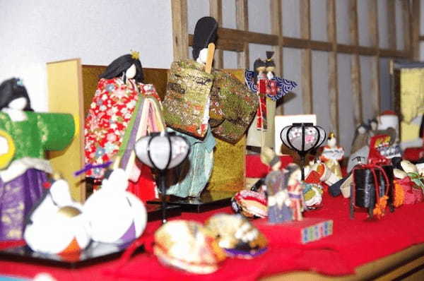 雛人形の並べ方、それは時代や地域によって違いがあるって知っていました?