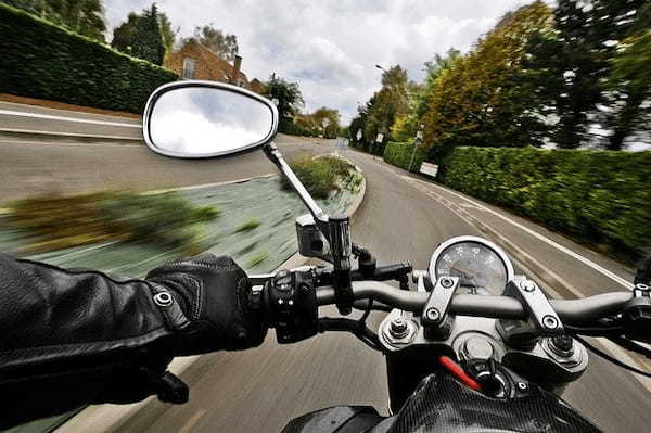 ライダー達の挨拶「ヤエー」する?しない?意味を知ればバイクがもっと楽しくなる!