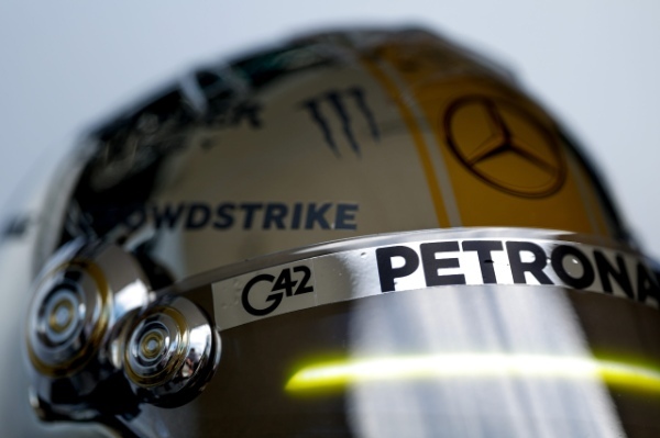ルイス・ハミルトンの2023F1日本GP用ヘルメット・デザインを手がけた空山基さんインタビュー