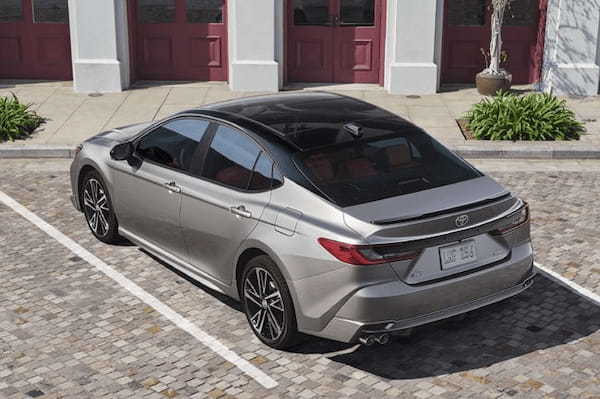 北米トヨタが第9世代の新型カムリをハイブリッド専用モデルとして発表。“ハンマーヘッド”の新フロントマスクはコンフォート系とスポーティ系でデザインを差異化
