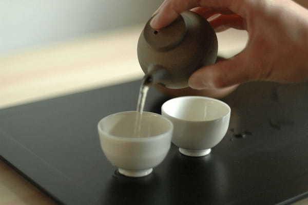 コップや湯呑み、水筒で気になる「茶渋」の取り方は?茶渋はどうして発生するの??