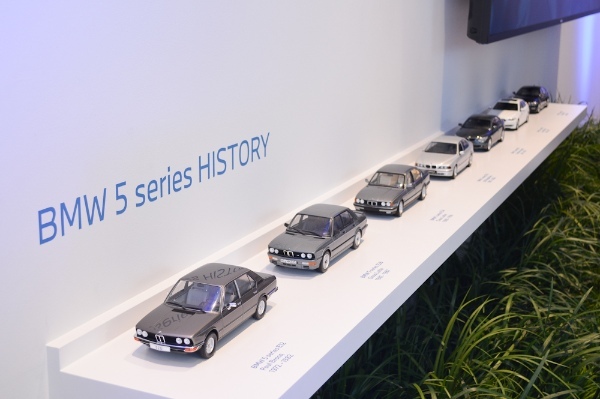 BMWの期間限定ポップアップ・エキシビションで、8世代目に進化を遂げた新型5シリーズを発表