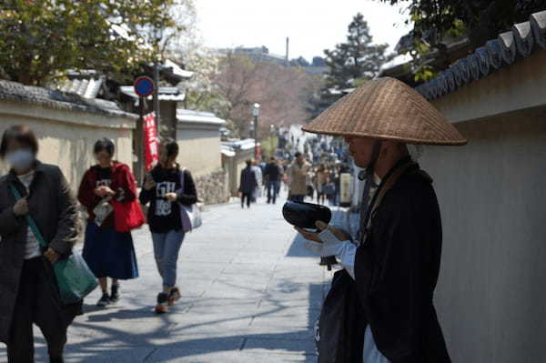 「門前の小僧習わぬ経を読む」とはどんな意味のことわざ?またその類義語や対義語は?