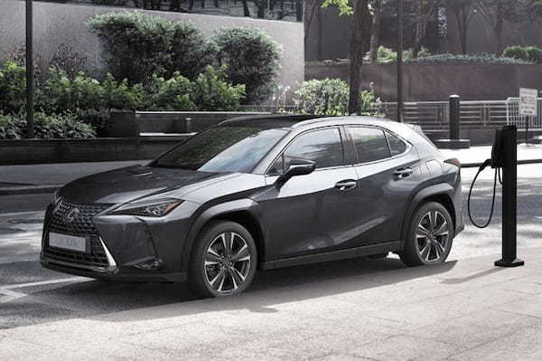 レクサスUXがマイナーチェンジ。UX300hの新設定や走り味の深化、Lexus Safety System＋の機能拡充、コクピット空間の進化などを実施