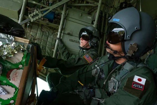航空自衛隊C-130が参加 人道支援任務「クリスマス・ドロップ作戦」