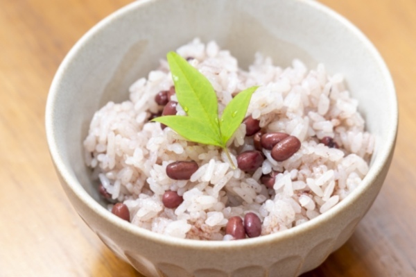 祝いの席で出される「赤飯」。なぜお祝いの料理なの?小豆ではなく甘納豆を使う地域もあるって本当?