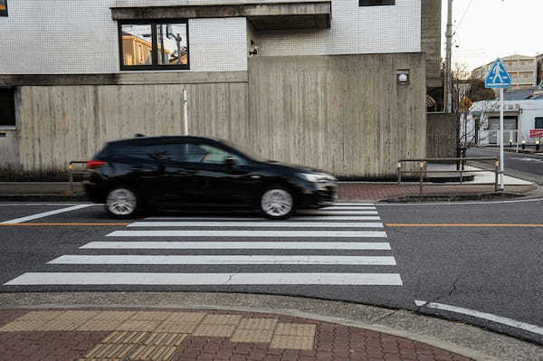 「横断歩道、クルマは徐行すべき」は間違い！“直前で止まれる速度”と“直ちに止まれる速度”は全く違うって知ってた？