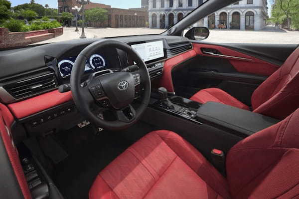 北米トヨタが第9世代の新型カムリをハイブリッド専用モデルとして発表。“ハンマーヘッド”の新フロントマスクはコンフォート系とスポーティ系でデザインを差異化