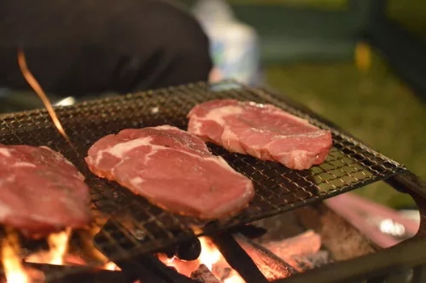 【ジューシー】キャンプでステーキを焼こう！安い肉でもひと手間加えれば絶品に