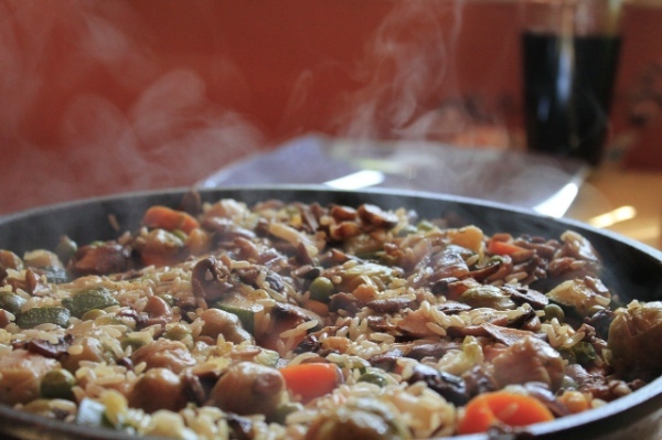 黄色いお米の料理「パエリア」とはどこの国の料理?なんで黄色いの?