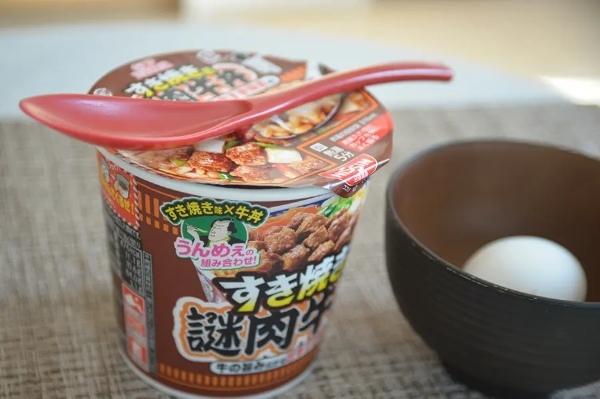 存在自体がナゾすぎる「カップヌードル すき焼き風 謎肉牛丼」はカップヌードル？牛丼？どっちなんだーい！