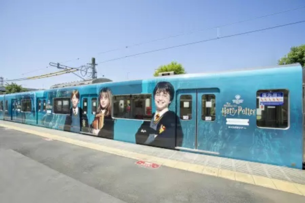 西武鉄道の池袋駅・豊島園駅がリニューアル　ワーナー ブラザースから「針が逆さに動く」時計の寄贈も