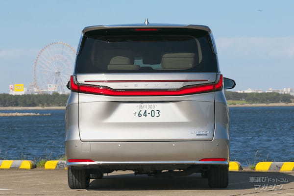 広い室内空間を贅沢に使った4人乗りのレクサス製ミニバン「LM」とSUV「LX」を比較
