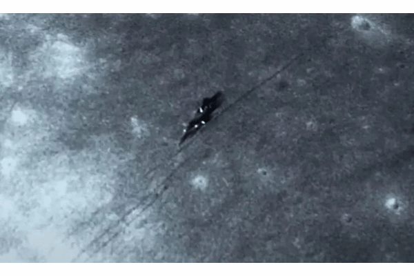 月の裏側に墜落した“UFO”か?研究者が発見した「長さ190mの金属物体」が不自然すぎるの画像1