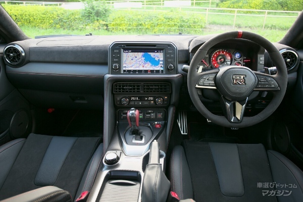 レーシングカーからのフィードバック多め。GT-R NISMOのインテリア