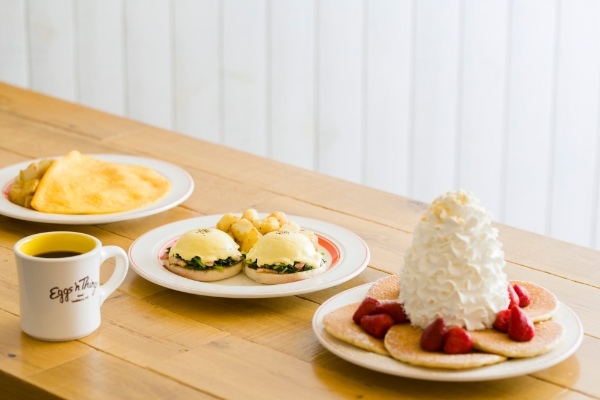 【Eggs ’n Things】栗を堪能できる秋のパンケーキが今年も登場！「モンブランパンケーキ」「クリーミーマッシュルーム ロコ・モコ」9月1日（金）～9月28日（木）まで販売