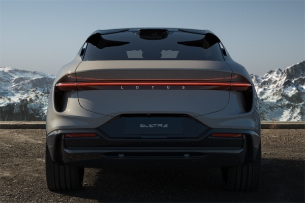 ロータスの新型電動SUV「エレトレ」の日本における予約受注が開始