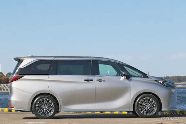広い室内空間を贅沢に使った4人乗りのレクサス製ミニバン「LM」とSUV「LX」を比較