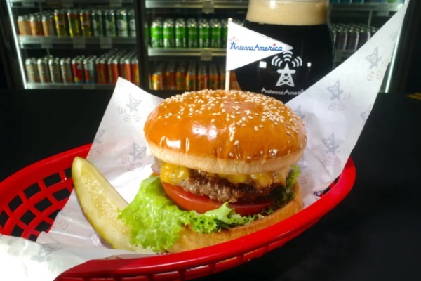 「バーガー×ビール」は黄金のウマさ!! “最強のコンビ”が味わえる都内の名店7選