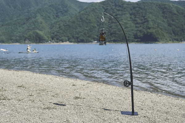 コンパクトに持ち運べる釣竿型アウトドアランタンスタンド「炎釣」が登場