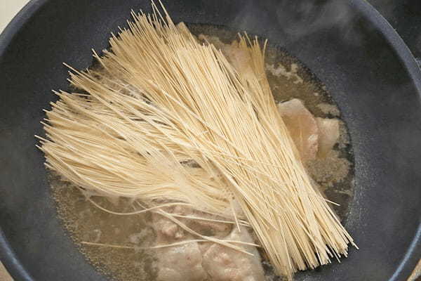 余ったそうめんをワンパン調理　少ない材料で作れる「鶏ガラ豚そうめん」が最高