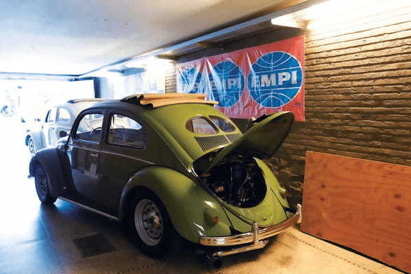潜入! 極上の空冷VWや、ダックスやモンキーなど小さなお宝たちがズラリと並ぶ、長閑なベルギーの田舎町に佇むVWカークラブの秘蔵ガレージ。【ガレージライフ】