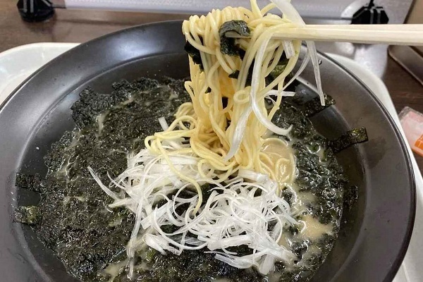 【満腹ドライブ】たしかにがばいっ！　長崎自動車道金立SAの海苔クロラーメン！