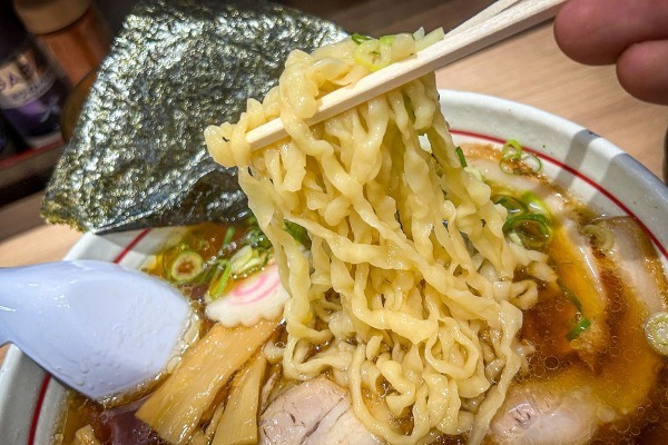 「大量のニワトリ」がぶら下がる奇怪なラーメン店、来店客が次々手を伸ばし…