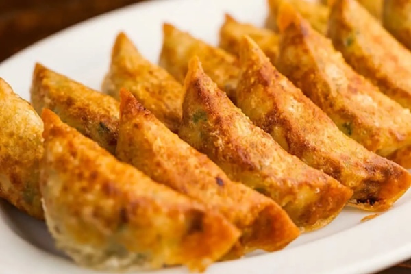 プロの焼きは絶妙!「焼き餃子協会」代表が選ぶ都内7名店とは