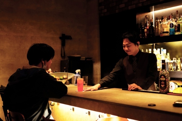 バーで「あちらのお客様からです」ってお酒を渡せば恋は生まれるのか