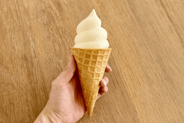 金のアイスワッフルコーン