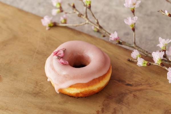 【koe donuts】日本の春を味わう新メニュー・旬のいちごと桜をあわせた限定のドーナツメルトが登場!