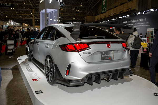 無限が「東京オートサロン2024」において、専用ハイグレードパーツを装着した2台のシビックTYPE Rを公開