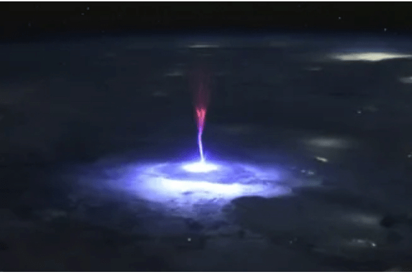 宇宙から見た「巨大な赤いクラゲ」、雷雲の上で輝く超高層雷放電「スプライト」の姿の画像2