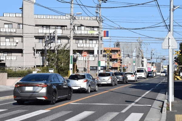 「なんでもっと前で停まってくれないの！」「これ煽られてる？」信号待ち中に前後の車にイライラしたエピソード